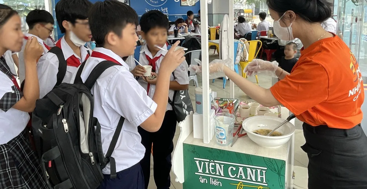 Booth Viên Canh Kanli tại cửa hàng GS25, PG pha canh nóng mời khách