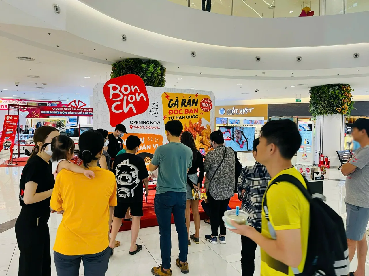 Khách đi mall dừng lại xem và chơi tại góc activation BonChon ở sảnh Giga Mall