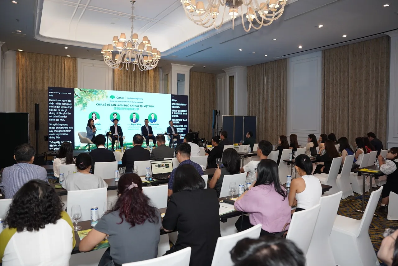 Sảnh Saigon 2 kín khách trong phần talkshow, bàn setup kiểu lớp học hướng về sân khấu LED