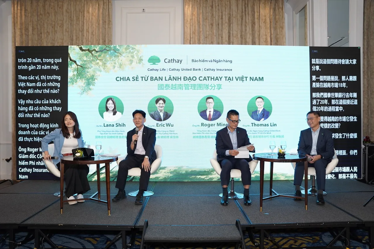 Talkshow với bốn lãnh đạo Cathay trên sân khấu LED, phía dưới là khách mời báo chí theo dõi
