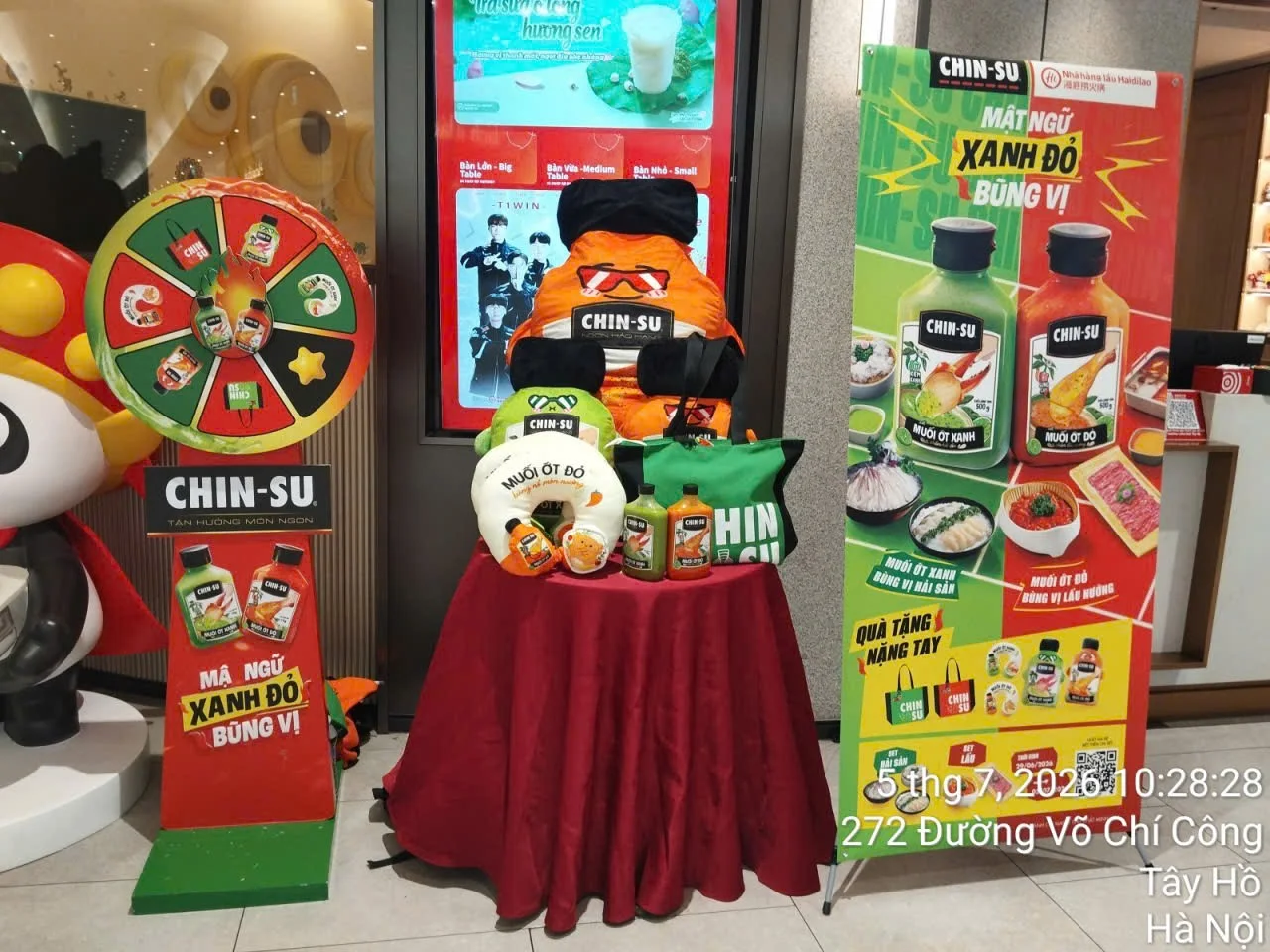Khu hoạt động tại Haidilao Lotte Tây Hồ với vòng quay, standee và quà tặng CHIN-SU