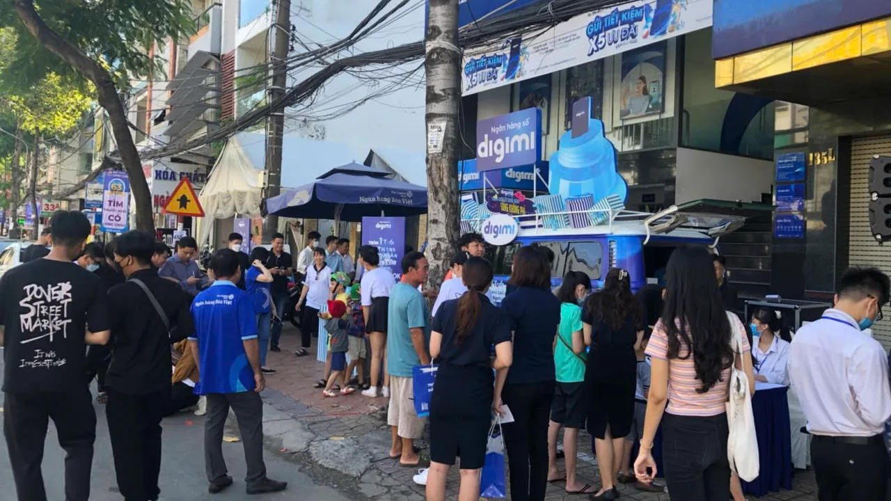 Roadshow DIGIMI: người dân xếp hàng quanh xe thương hiệu tại một điểm dừng trên phố