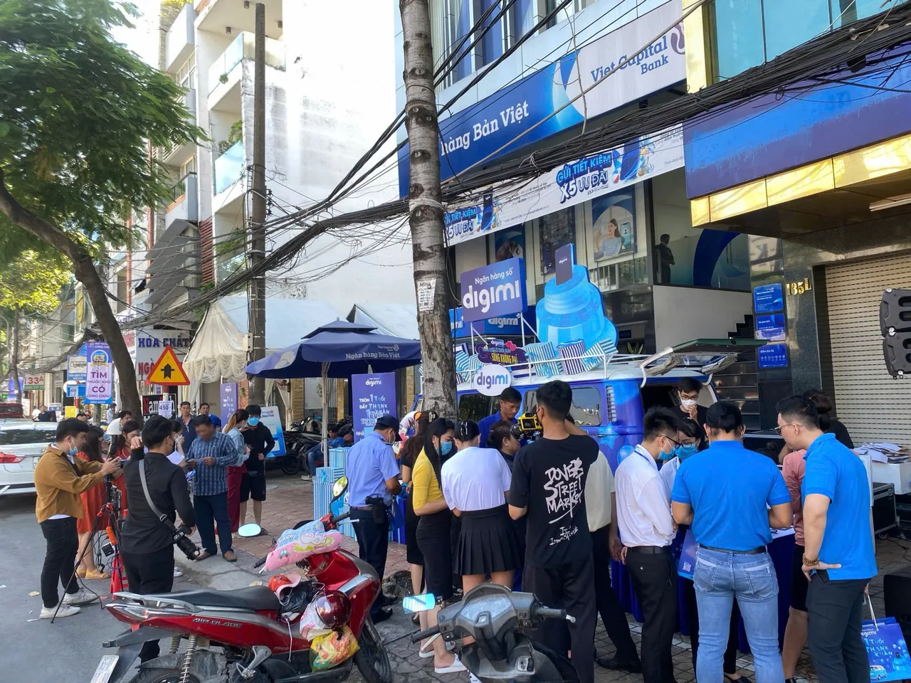 Người dân xếp hàng trước xe thương hiệu DIGIMI trang trí concept sinh nhật tại một điểm dừng roadshow