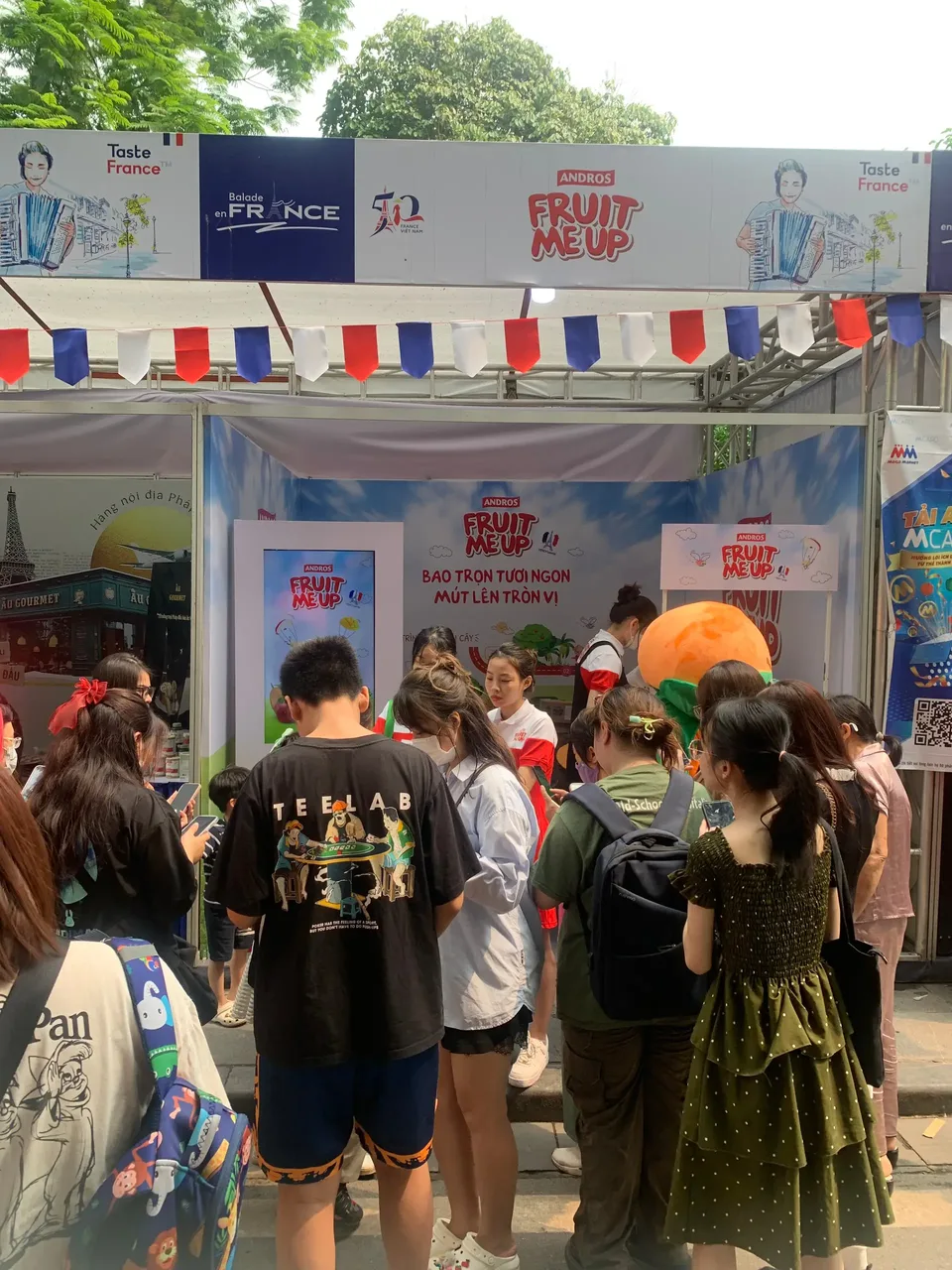 Khách vây quanh booth Fruit Me Up trong dãy gian hàng French Food Festival