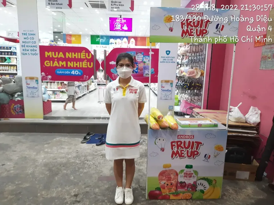 PG Fruit Me Up đứng cạnh quầy sampling trước cửa hàng Con Cưng Hoàng Diệu, Quận 4