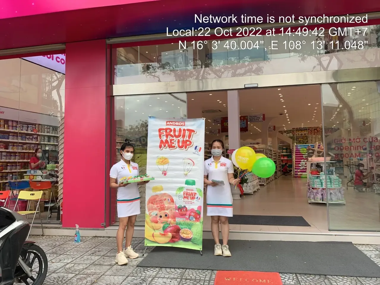 Hai PG Fruit Me Up cùng standee trước cửa Con Cưng Super Center Đà Nẵng