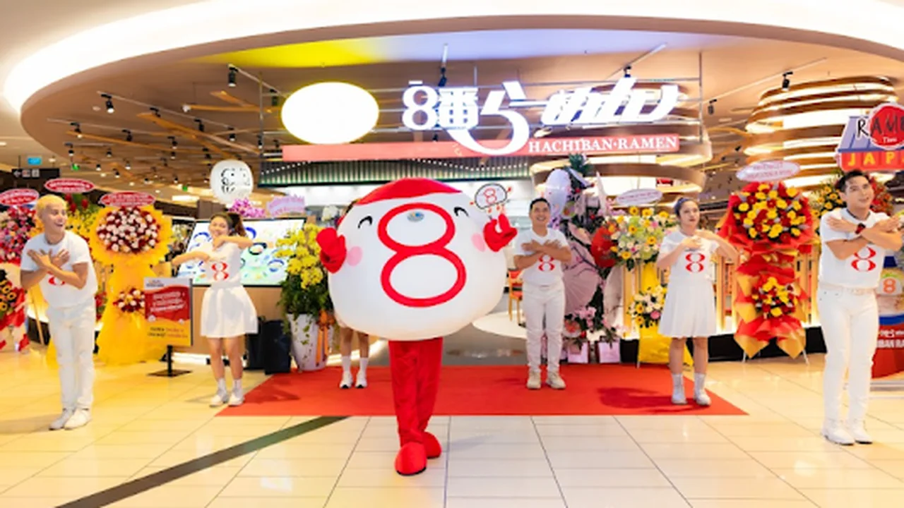 Nhóm vũ công và linh vật Hachiban trên thảm đỏ trước cửa nhà hàng tại AEON Mall Tân Phú