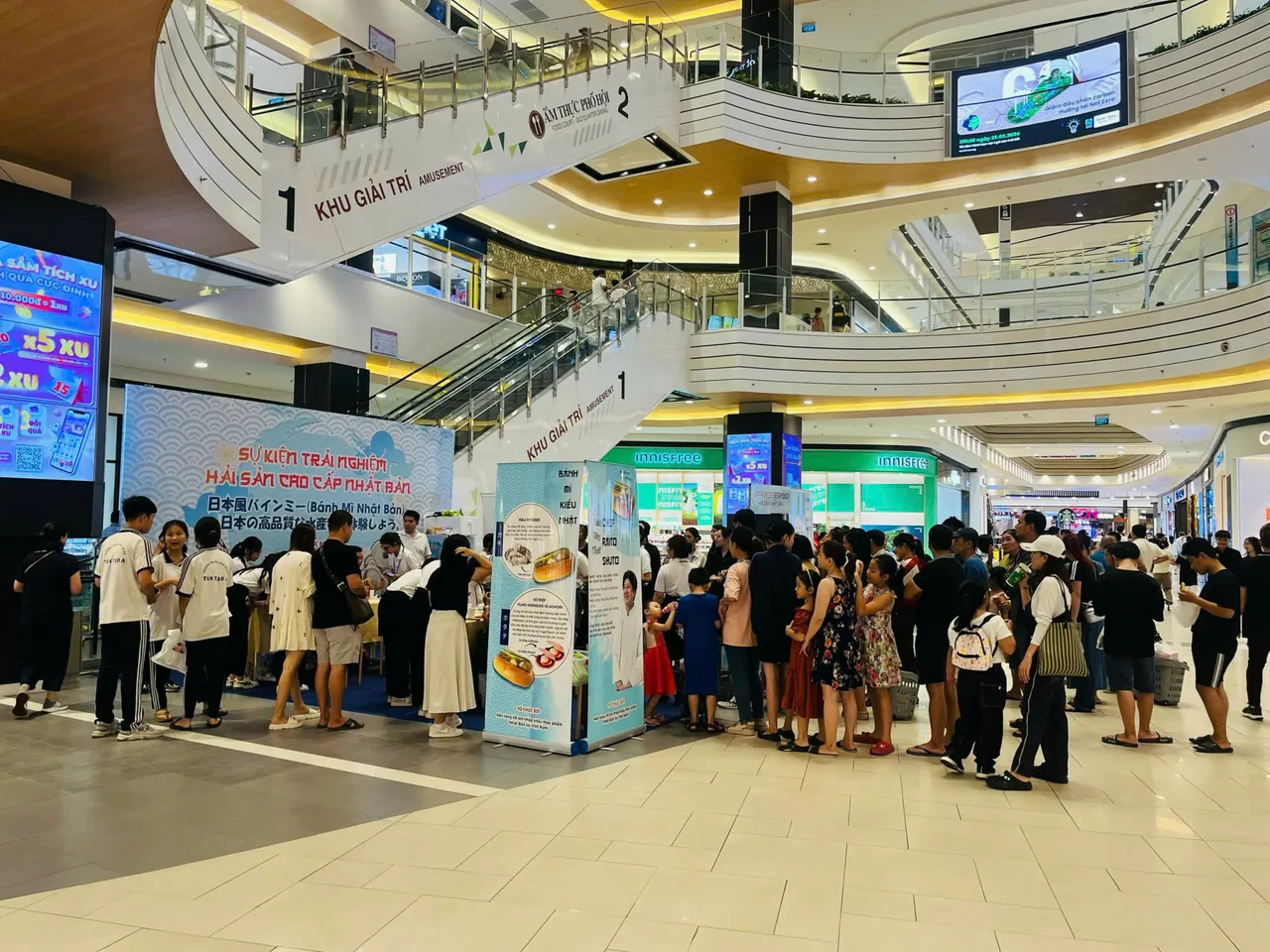 Khách xếp hàng dài trước khu trải nghiệm hải sản Nhật Bản tại sảnh AEON Mall Bình Tân