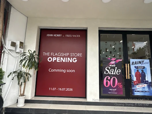 Tấm decal Coming soon màu đỏ đô dán trên cửa kính, ghi ngày 11.07 - 16.07.2026