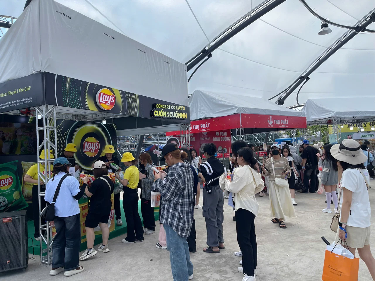 Booth Lay's tại concert Anh Trai Say Hi - đội promoter phát sampling cho khán giả