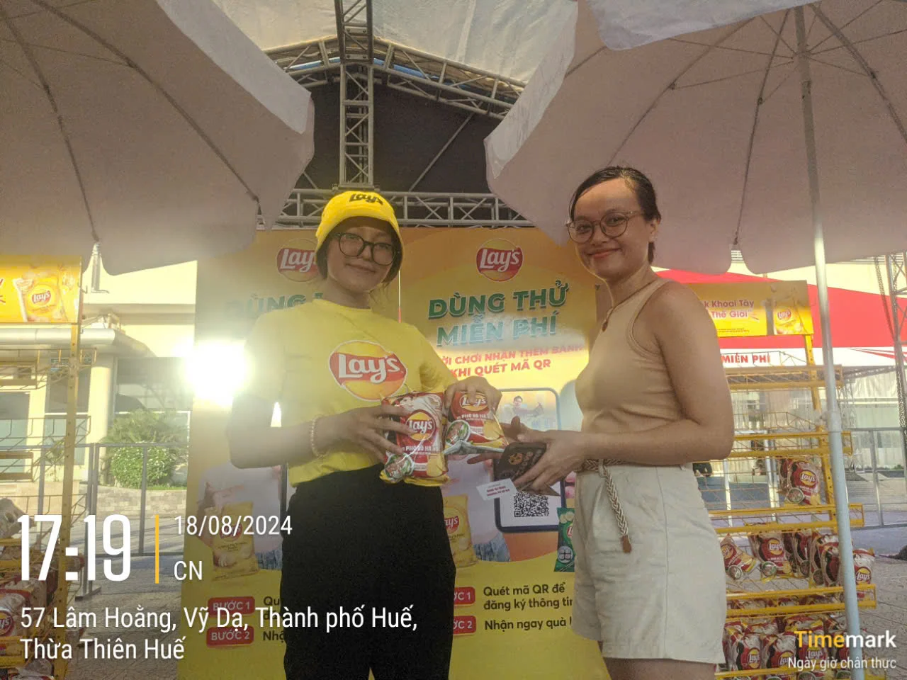 Promoter Lay's (đồng phục vàng) phát sampling "Dùng Thử Miễn Phí" tại sự kiện ngoài trời Huế - 18/08/2024