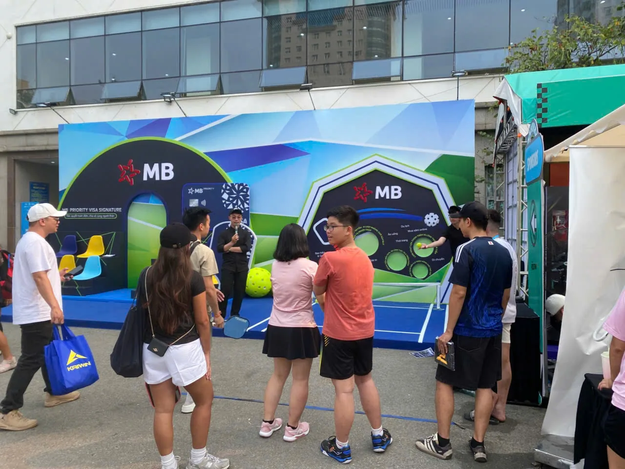 Người tham dự đứng xem và chờ lượt ở khu mini game