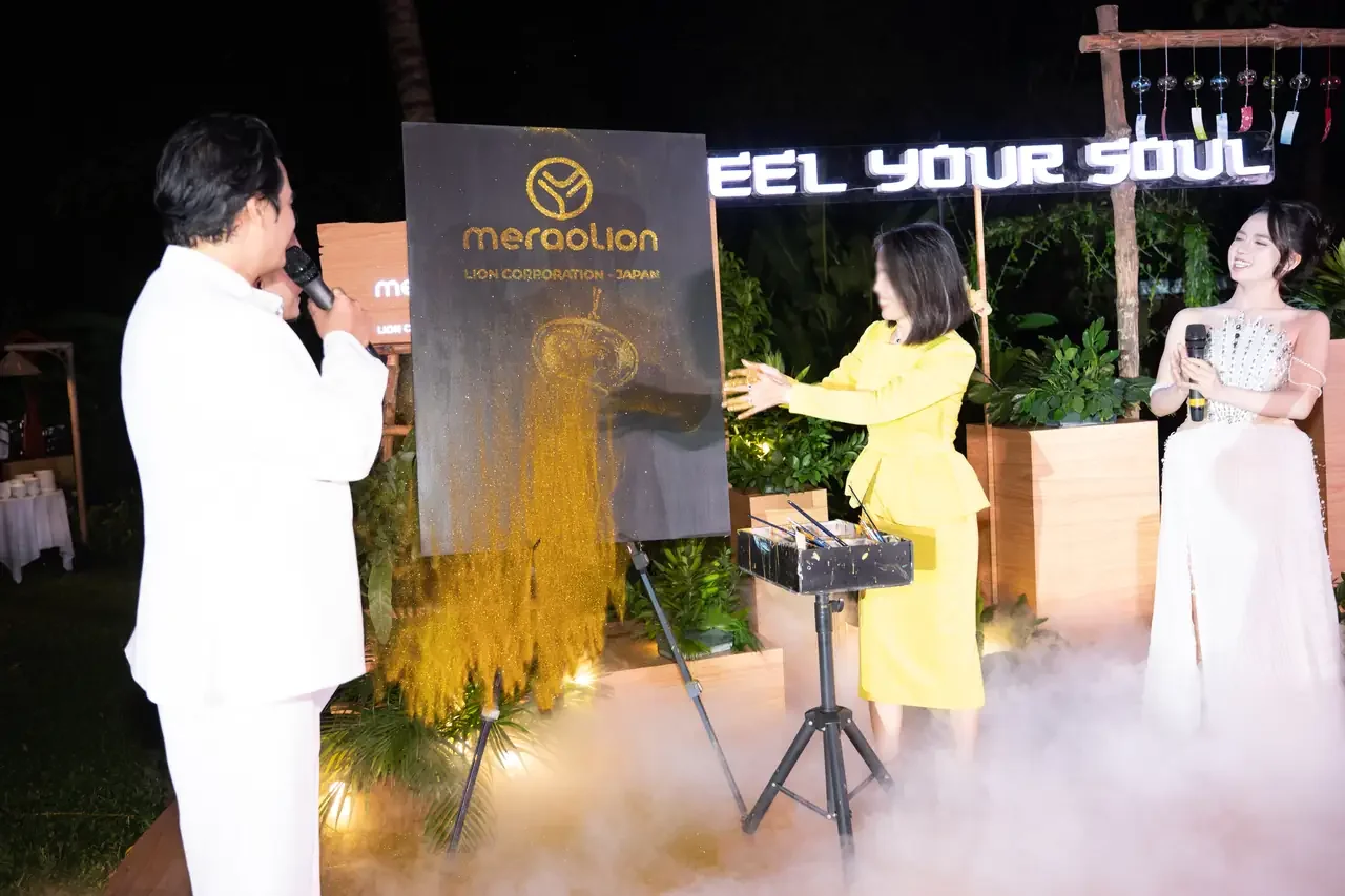 Màn vẽ bột vàng hiện dần hình chuông gió Furin bên dưới logo MerapLion trên sân khấu