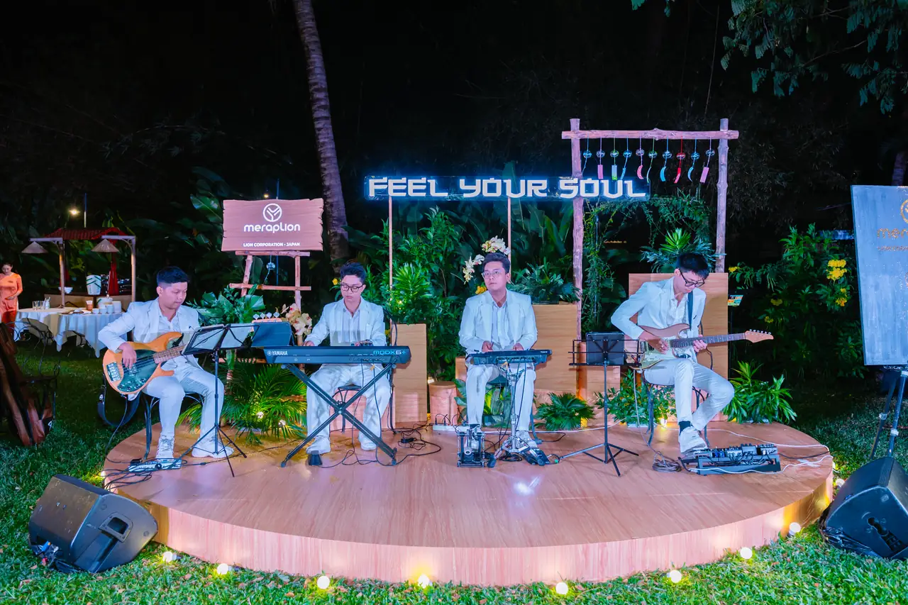 Ban nhạc acoustic chơi trên sân khấu khi trời đã tối