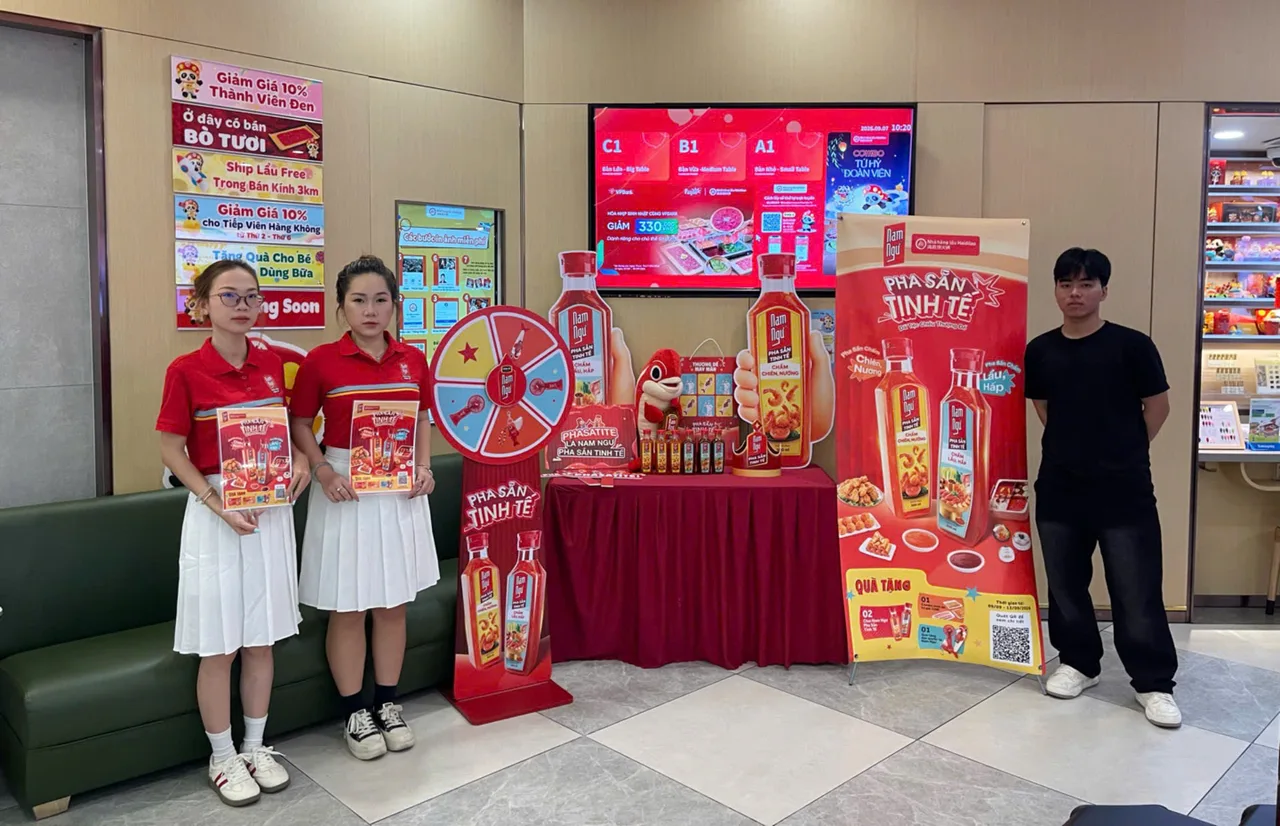 Quầy chương trình Nam Ngư tại Haidilao Phan Văn Trị với vòng quay, standee, bàn trưng bày sản phẩm và đội PG, supervisor