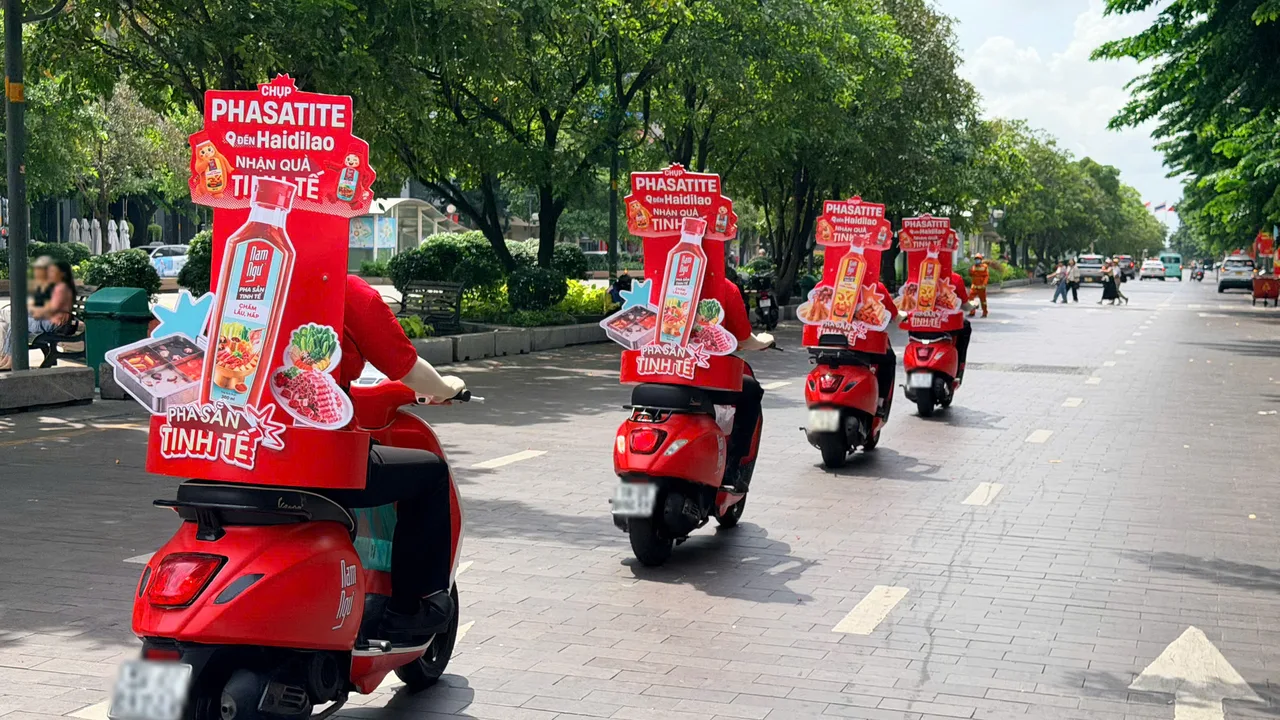 Đoàn Vespa gắn mockup chai Nam Ngư chạy nối đuôi trên đường trung tâm TP.HCM