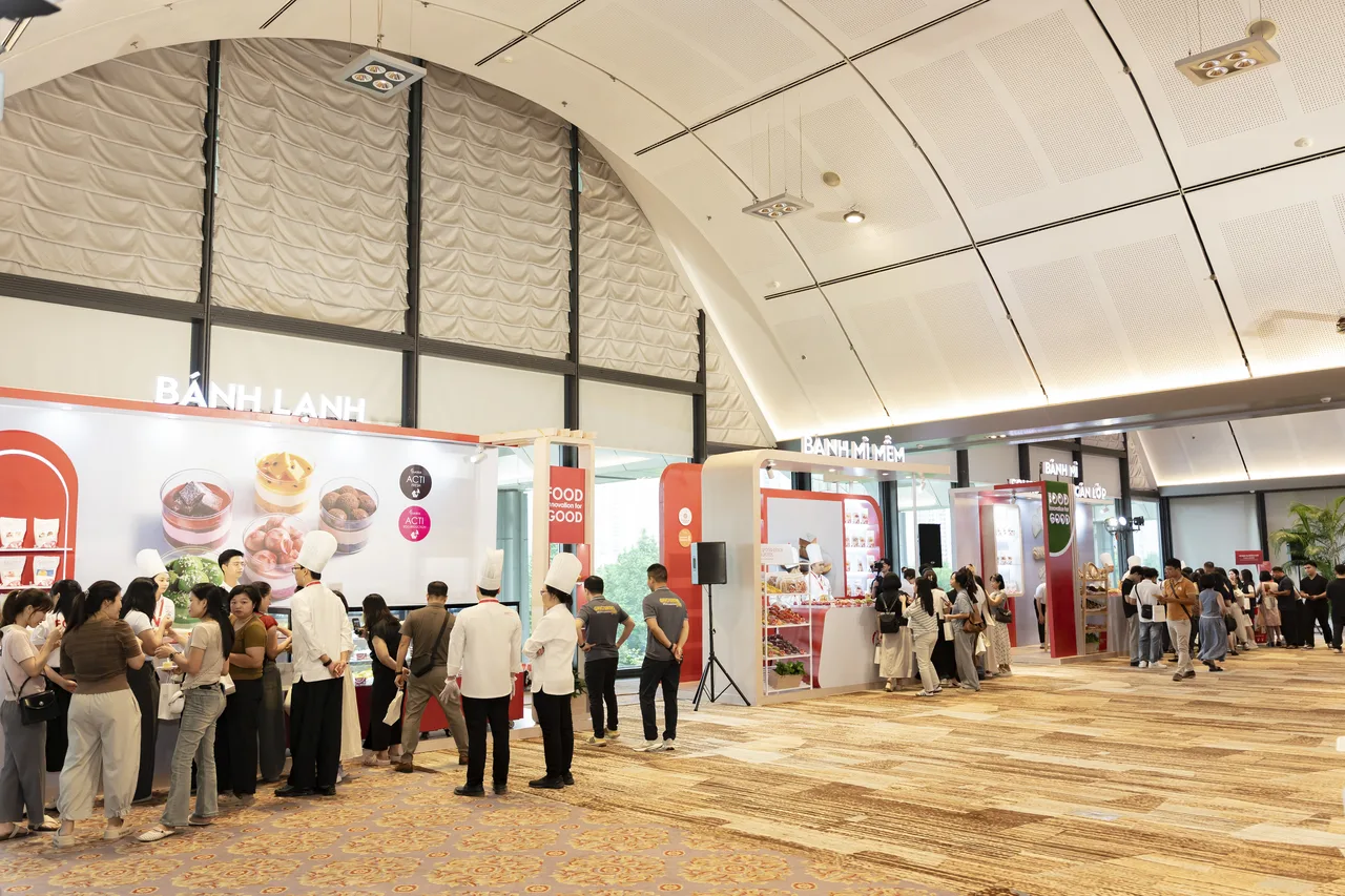 Toàn cảnh khu triển lãm với booth Bánh lạnh, Bánh mì mềm và khách tham quan xếp hàng thử bánh