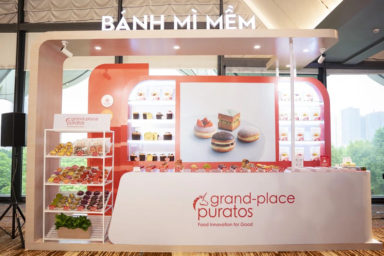 Booth Bánh mì mềm hoàn thiện với bàn cong, kệ trưng bày và vách chính in hình sản phẩm