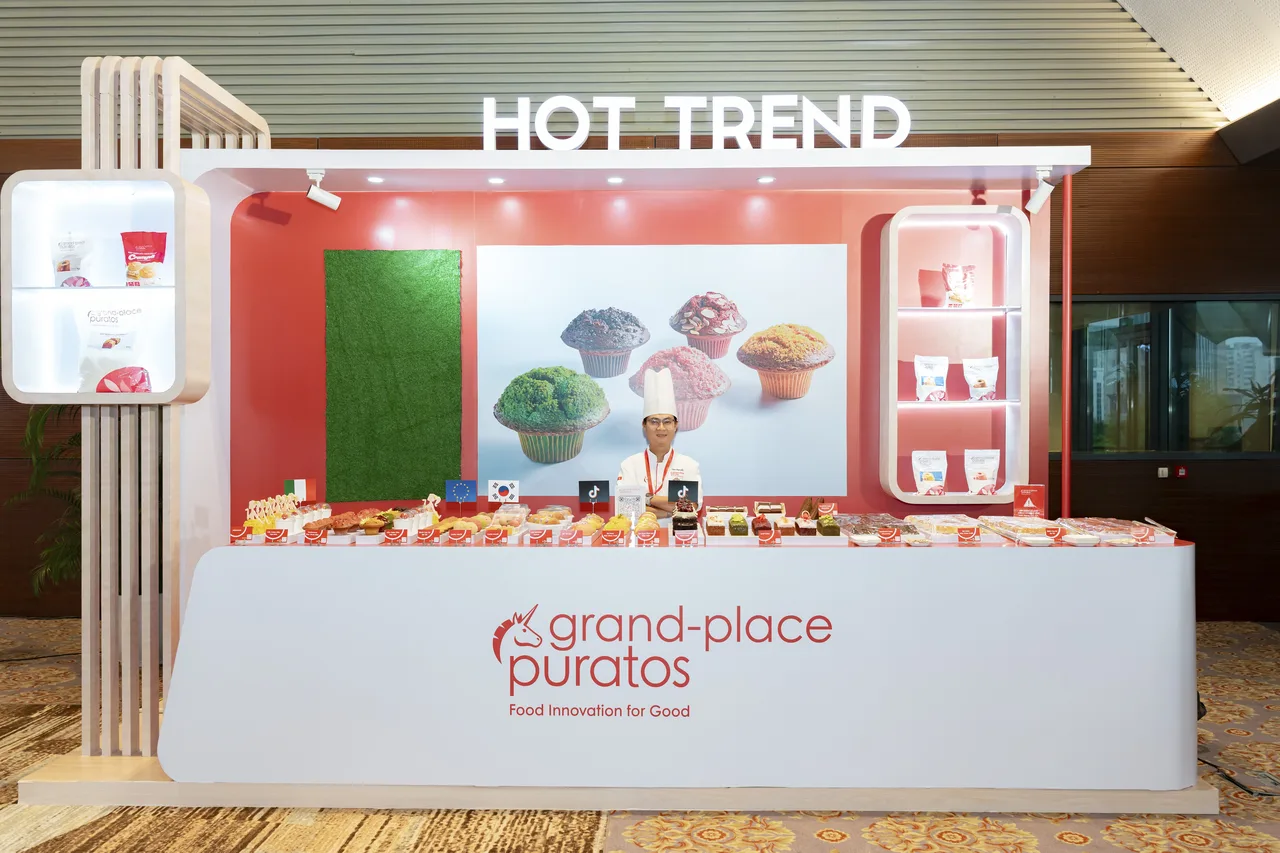 Booth Hot Trend với quầy nếm thử bánh, đầu bếp đứng quầy và kệ trưng bày hai bên