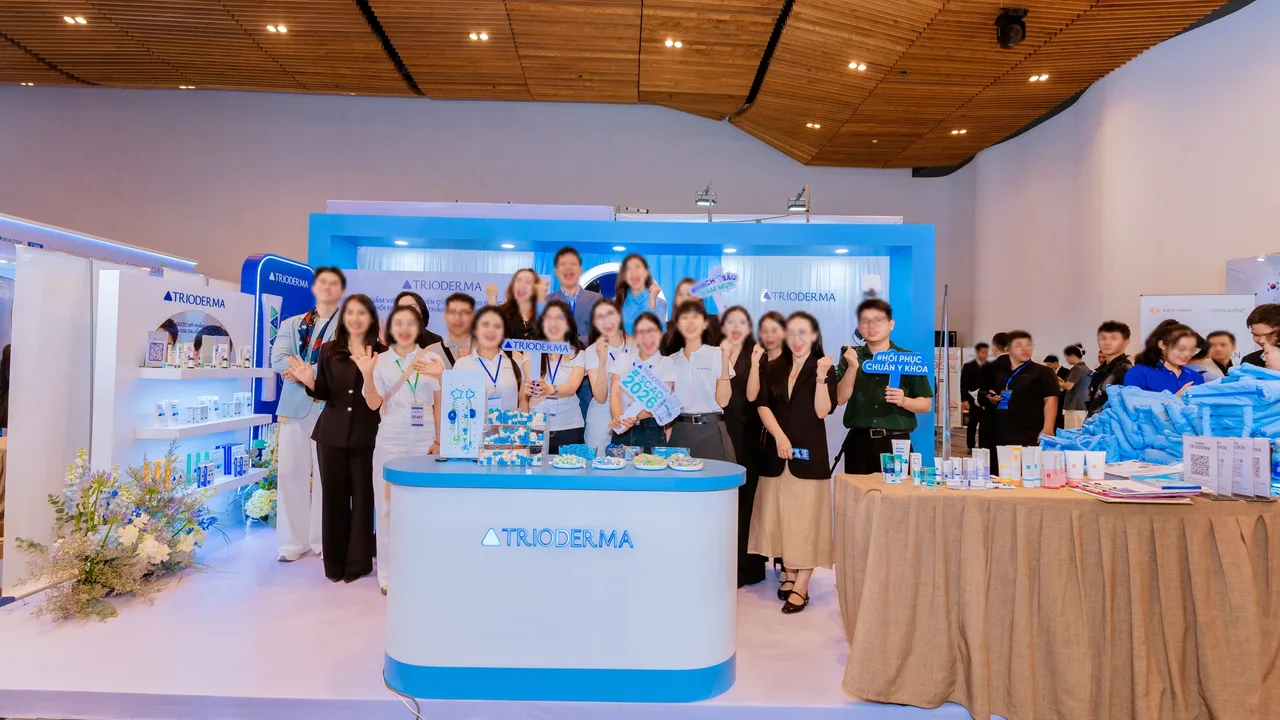 Booth Trioderma tại Hội nghị Da liễu miền Nam với quầy chính, kệ sản phẩm và đội ngũ chương trình