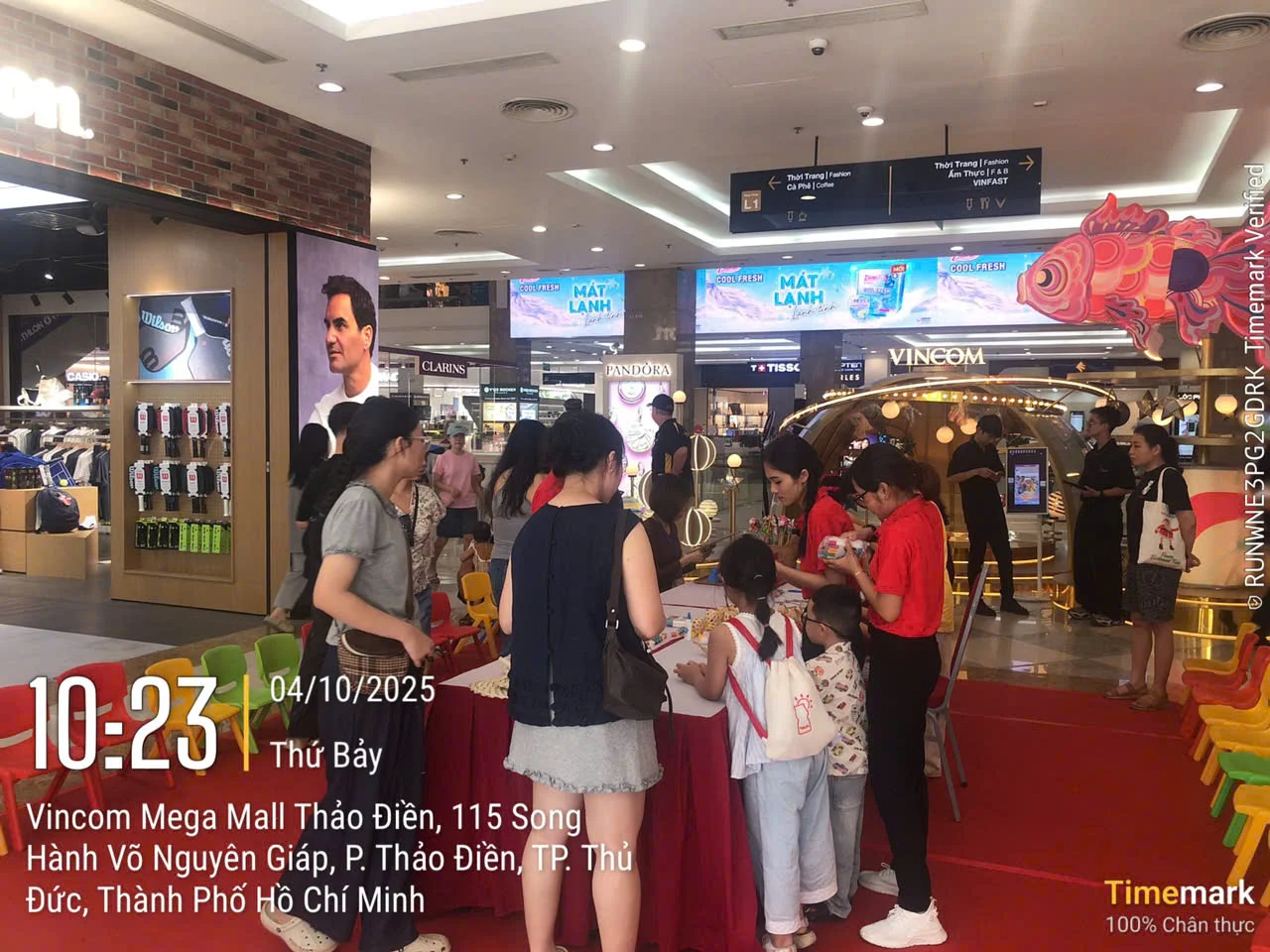 Gia đình và trẻ em tham gia hoạt động tại khu trải nghiệm - không gian mở giữa tầng trung tâm Vincom Mega Mall