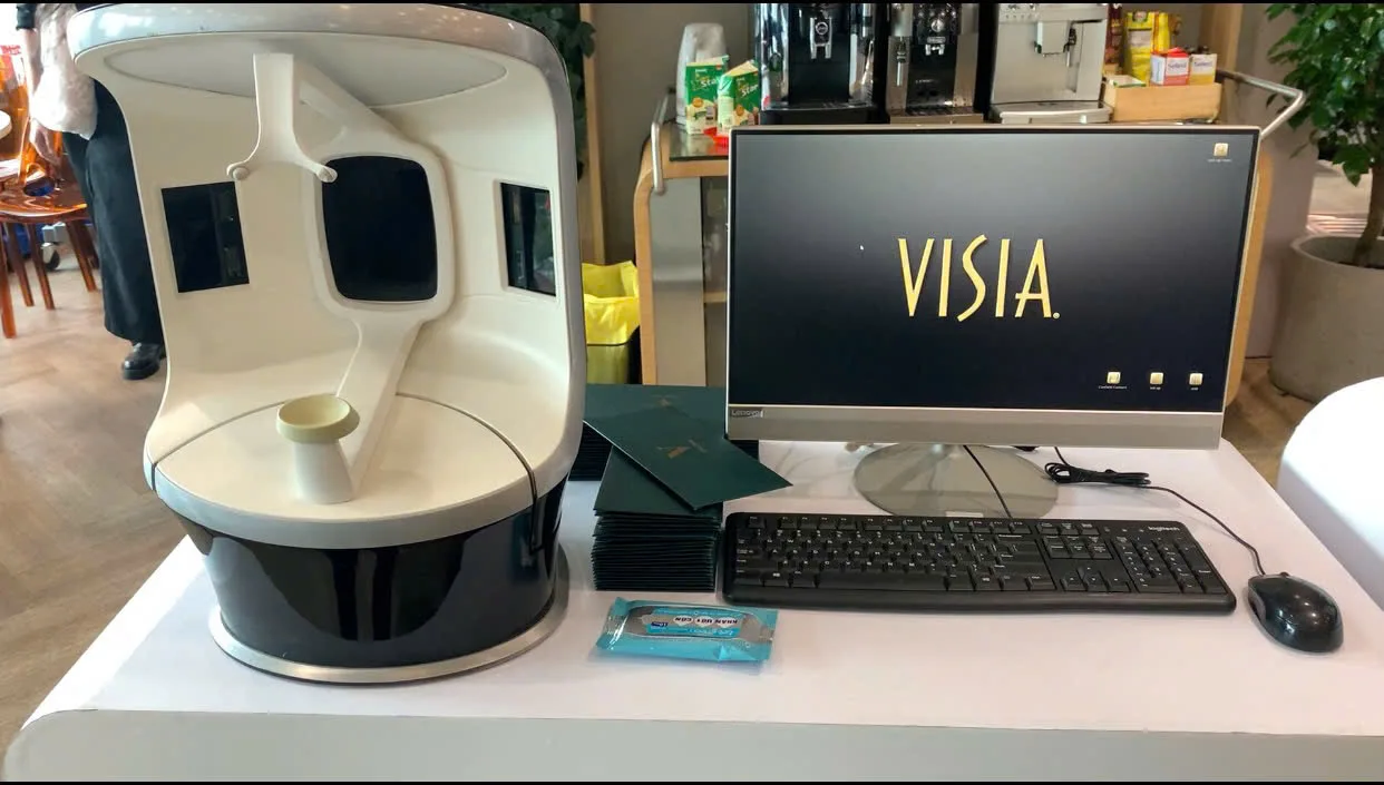 Máy soi da VISIA và màn hình phân tích được lắp đặt trên bàn booth