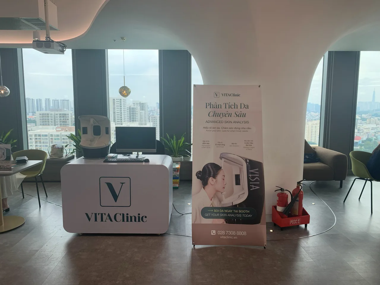 Booth soi da đợt tháng 9 tại khu lounge tầng cao, bên cạnh cửa kính nhìn ra thành phố