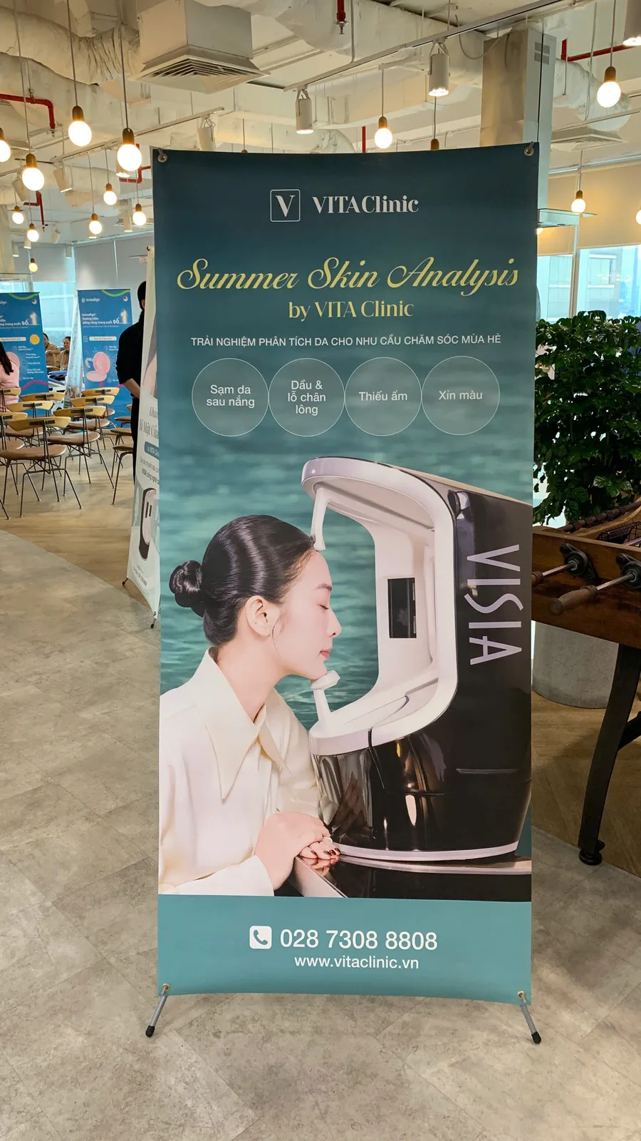Standee giới thiệu chương trình phân tích da của Vita Clinic tại booth