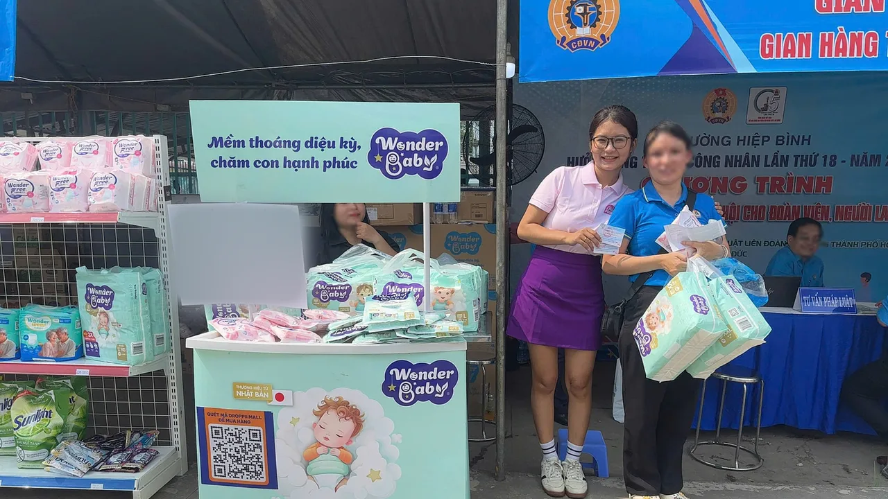 Booth lắp ghép Wonder Free và Wonder Baby tại chương trình hưởng ứng Tháng Công nhân của phường Hiệp Bình, với PG đứng cạnh quầy